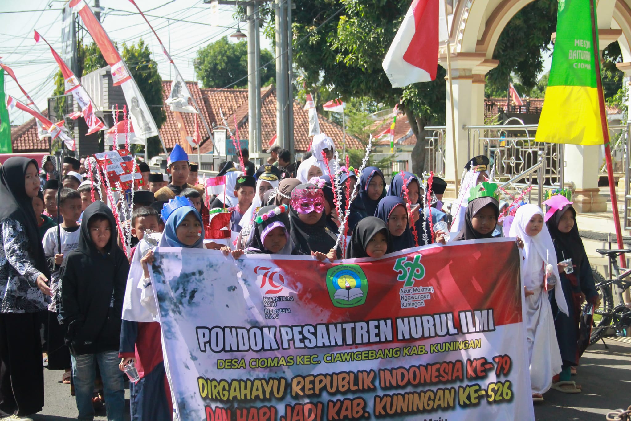 PONDOK PESANTREN NURUL ILMI BERPARTISIPASI DALAM KARNAVAL HARI JADI KUNINGAN & HUT RI KE-79